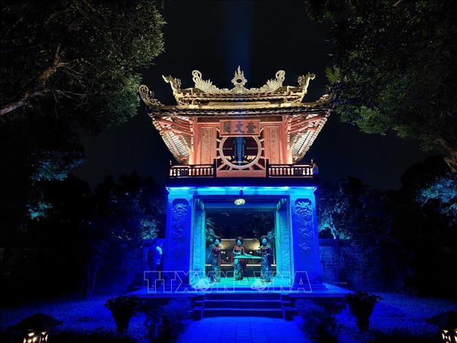 Khue Van Cac (Pavilion of Constellation of Literature) at the Temple of Literature in Hanoi attracts tourists with its lighting effects and traditional art performances. (Photo: VNA)