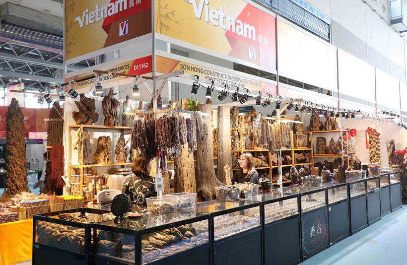 A Vietnamese booth showcasing handicraft products. (Photo: VNA)
