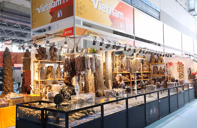 A Vietnamese booth showcasing handicraft products. (Photo: VNA)