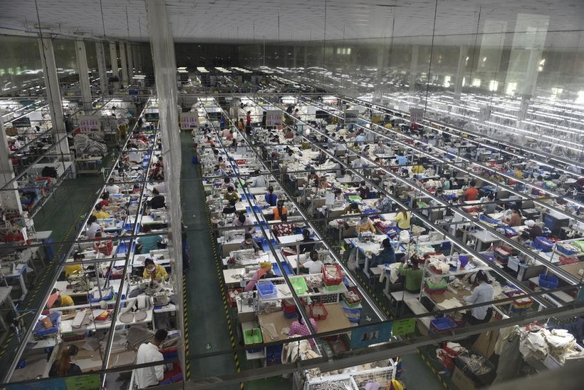 Garment workers make clothes at a factory in Phnom Penh, Cambodia. (Photo: Xinhua)