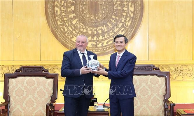 Secretary of Ninh Binh Provincial Party Committee Doan Minh Huan (right) presents a local traditional handicraft product to Hungarian Socialist Party president Komjáti Imre (Photo: VNA)