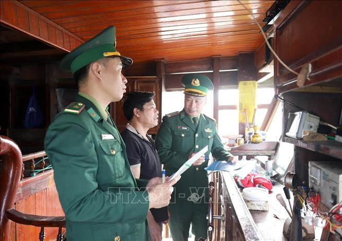 Nghe An border guards check the vessel monitoring system on a local fishing vessel before it leaves a port. (Photo: VNA)