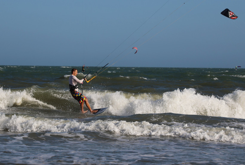 International tourists kite surfing on Mui Ne beach (Photo: VNA)