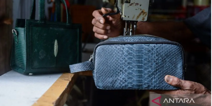 A craftsman finishes making a bag from snake skin at Khyang Leather, Cisoka, Tangerang Regency, Banten. The IEU-CEPA opens up new trade and investment opportunities for both the EU and Indonesia (Photo: Antara)