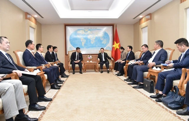 Deputy Prime Minister Ho Duc Phoc receives Charmvit Group Chairman Lee Ho Woong in Hanoi on January 10. (Photo: VNA)