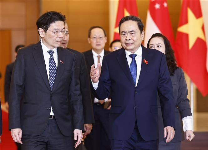 National Assembly Chairman Tran Thanh Man (R) welcomes Singaporean PM Lawrence Wong. (Photo: VNA)