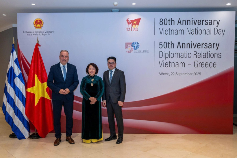 Ambassador Pham Thi Thu Huong (centre) and Deputy Minister of Greek Development Stavros Kalafatis (left) at the ceremony. (Photo: VNA)