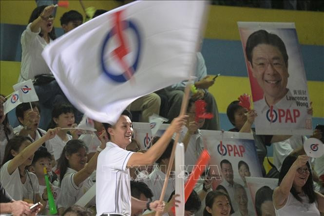 People's Action Party supporters gather to await the results of the general election in Singapore. (Photo: Xinhua/VNA)
