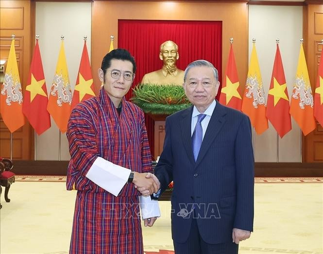 Party General Secretary To Lam (R) receives King of Bhutan Jigme Khesar Namgyel Wangchuck in Hanoi on August 19. (Photo: VNA)
