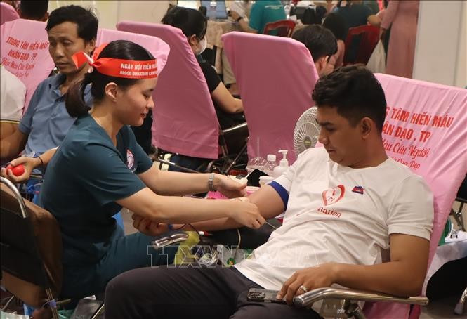 People donate their blood to save lives. (Photo: VNA)