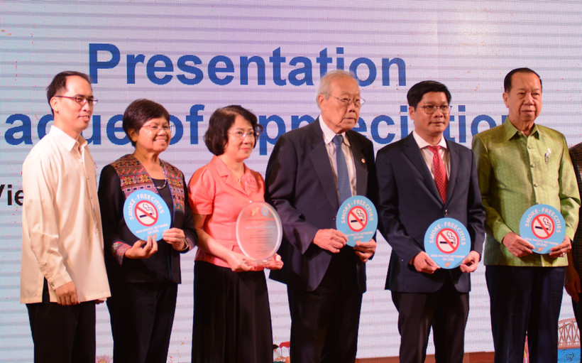 Delegates receive the tokens of the conference. (Photo: VNA)
