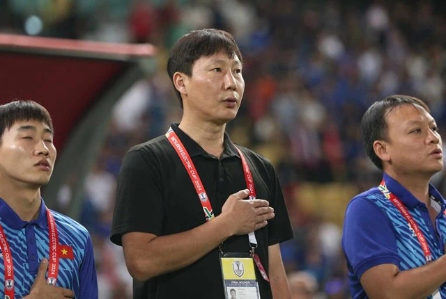 Coach Kim Sang-sik (C) at the ASEAN Cup 2024. (Photo: soha.vn)