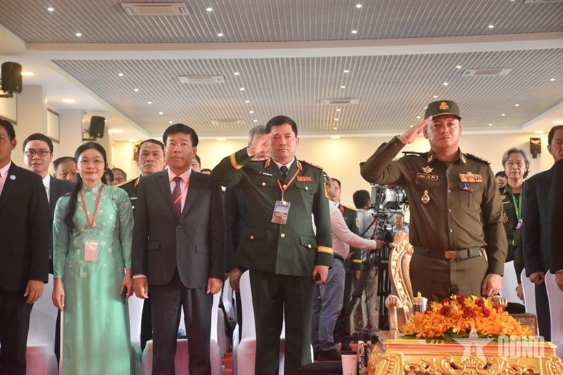 People at the At a ceremony held at Techo Koh Thmar X16 military historical relic site in Koh Thmar hamlet, Memut district, Tboung Khmum on June 20 to mark the 48th anniversary of the Cambodia’s journey to overthrow the Pol Pot regime. (Photo: qdnd.vn)