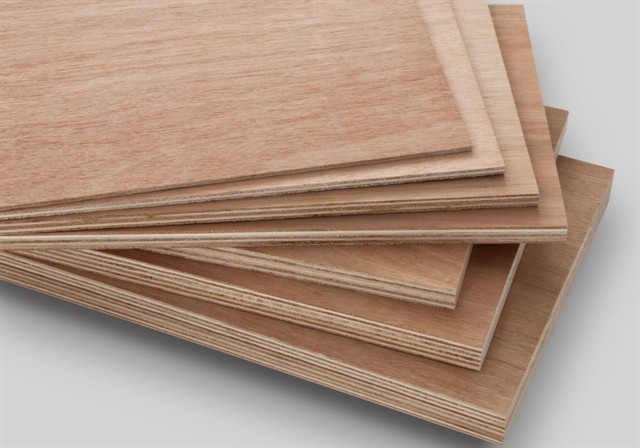 The US Department of Commerce has initiated anti-dumping and anti-subsidy investigations into hardwood and decorative plywood products imported from Vietnam. (VNA File Photo)