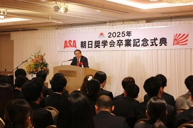 CEO of Asahi Corporation Katsu Tsunoda speaks at the 2025 graduation ceremony for international students studying in Japan. (Photo: VNA)