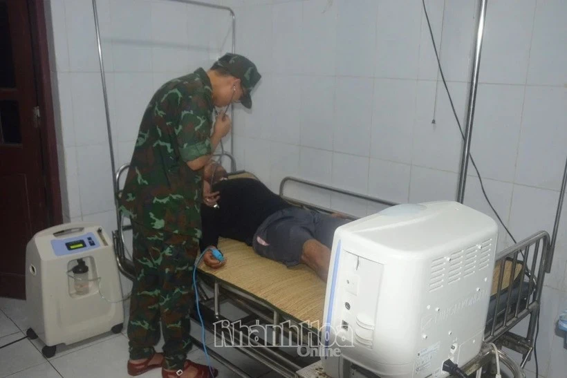 The fisherman is treated at Song Tu Tay infirmary. (Photo: VNA)