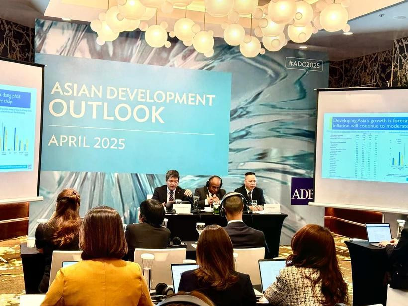 At the press conference to release the bank's annual economic publication Asian Development Outlook. (Photo: VNA)