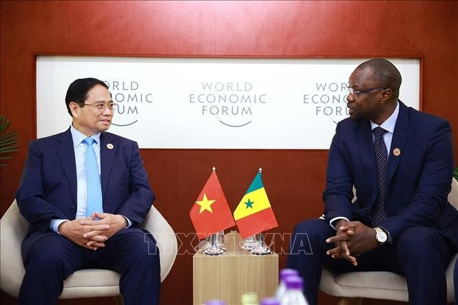 PM Pham Minh Chinh (L) and his Senegalese counterpart Ousmane Sonko at their meeting in Tianjin on June 25 (Photo: VNA)