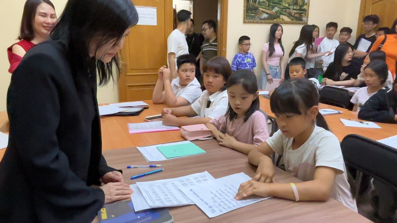 Vietnamese Consul General in Eketerenburg Nguyen Mai Huong visits a Vietnamese language class in Ufa. (Photo: VNA)