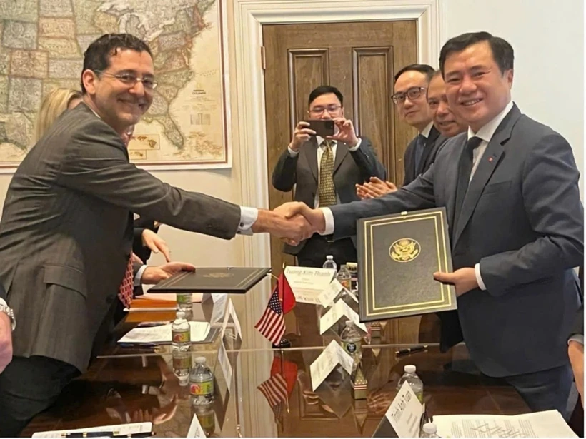 Representatives of the Vietnamese Ministry of Industry and Trade and the Office of the US Trade Representative sign an agreement regarding anti-dumping on Vietnamese fish fillets on January 20 (Photo: moit.gov.vn)