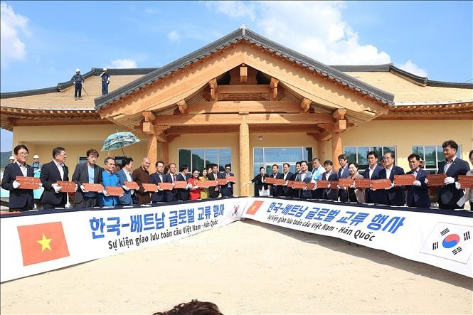 At a topping-out ceremony for the new community centre in North Gyeongsang province. (Photo: VNA)
