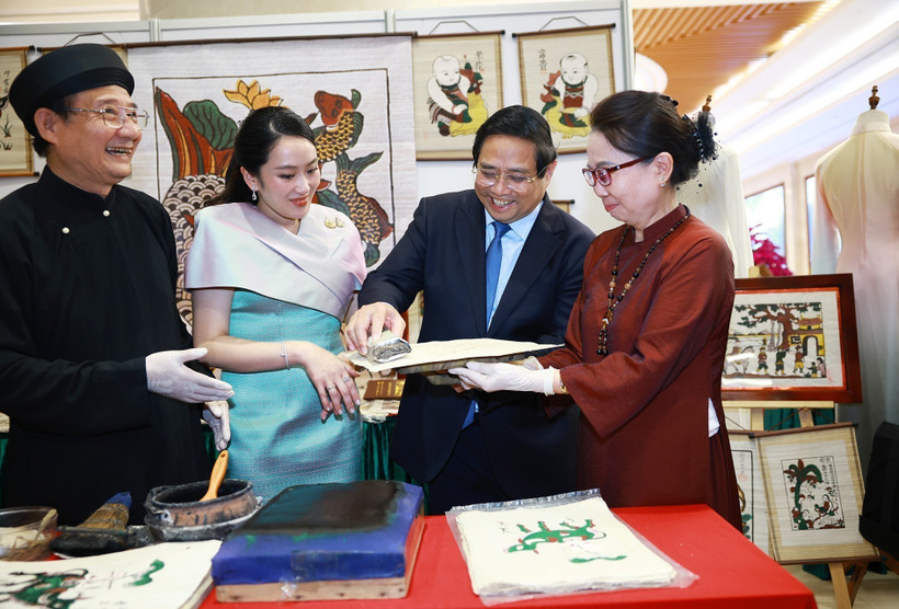 Prime Minister Pham Minh Chinh and his visiting Thai counterpart Paetongtarn Shinawatra contemplate and experience unique handicraft products of Vietnam on May 15. (Photo: VNA)