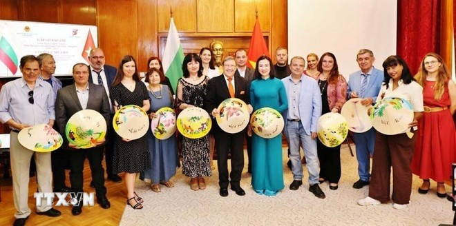 Participants pose for a group photo at the press conference marking 75th anniversary of Vietnam-Bulgaria diplomatic relations held in Sofia on June 27. (Photo: VNA)
