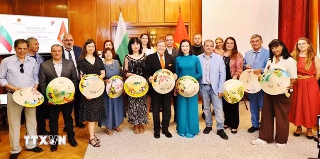 Participants pose for a group photo at the press conference marking 75th anniversary of Vietnam-Bulgaria diplomatic relations held in Sofia on June 27. (Photo: VNA)