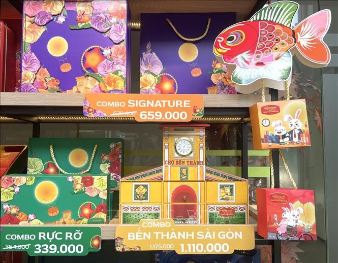 Since the beginning of the 7th lunar month, leading confectionery companies have launched their new products for Mid-Autumn Festival. (Photo: VNA)