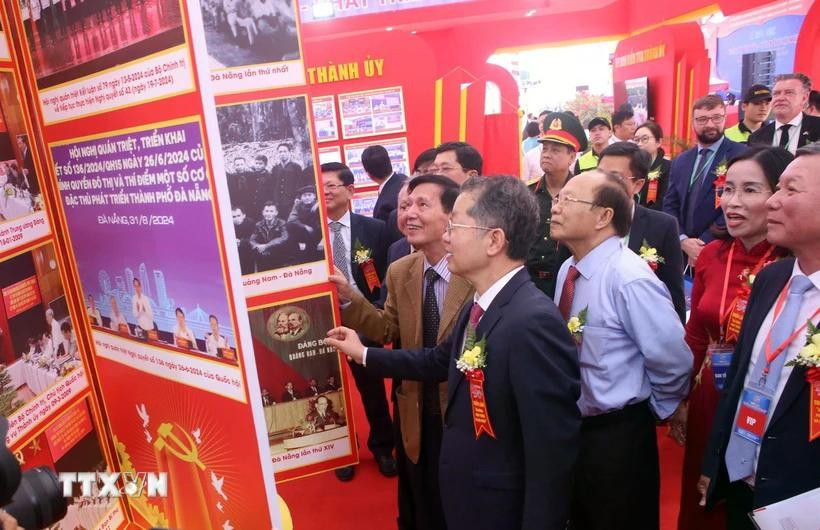 Visitors at the exhibition (Photo: VNA)