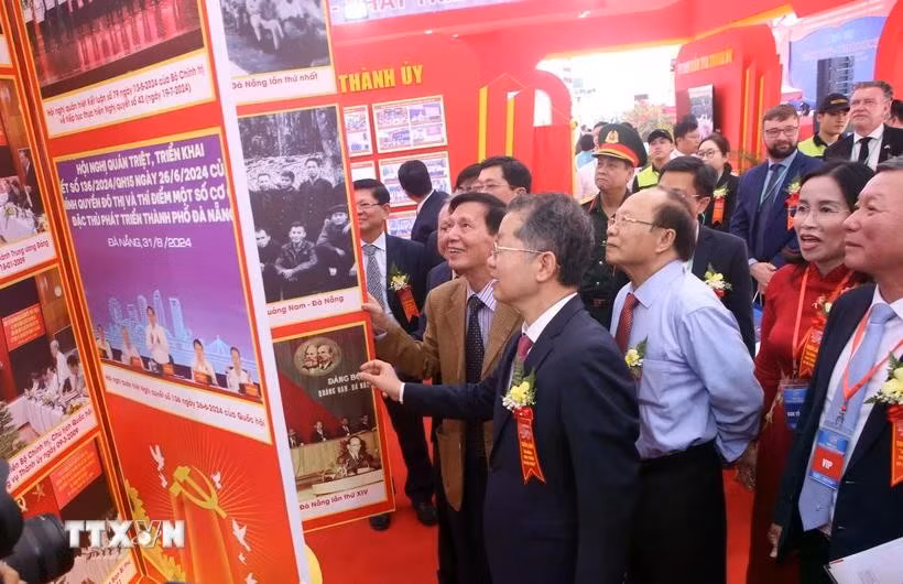Visitors at the exhibition (Photo: VNA)