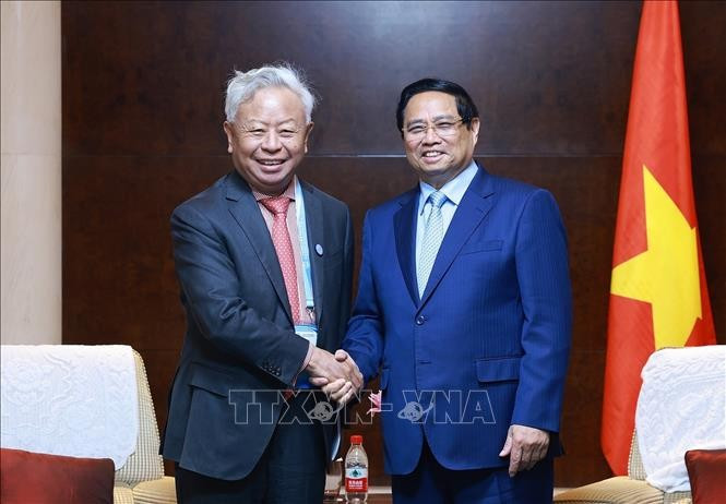 Prime Minister Pham Minh Chinh (R) and AIIB President Jin Liqun at their meeting in Tianjin on August 31. (Photo: VNA)