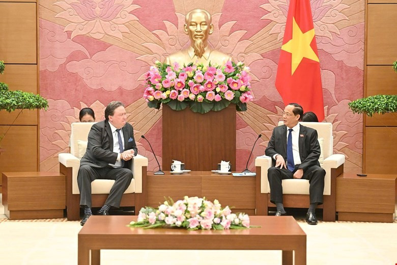 Vice Chairman of the National Assembly Tran Quang Phuong (R) and US Ambassador to Vietnam Marc E. Knapper in Hanoi on July 21 (Photo: VNA)