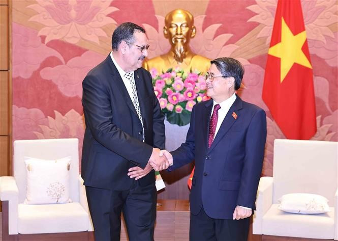 National Assembly Vice Chairman Nguyen Duc Hai (R) welcomes Chairman of the Algeria-Vietnam Friendship Parliamentarians’ Group Salah Djegloul (Photo: VNA)
