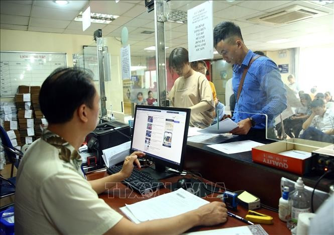 Citizens come to handle business establishment procedures at the business registration office of the Hanoi Department of Finance. (Illustrative photo: VNA)