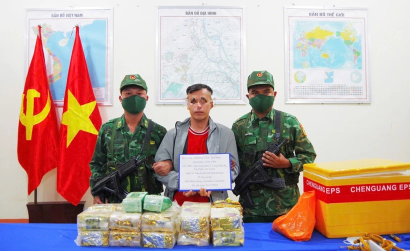 The trafficker (R) caught red-handed transporting drugs from Cambodia. (Photo: VNA)
