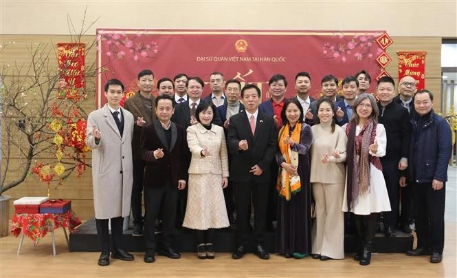 Vietnamese Embassy in the Republic of Korea staff pose for a photo with representatives of the Vietnamese community in the country (Photo: VNA)