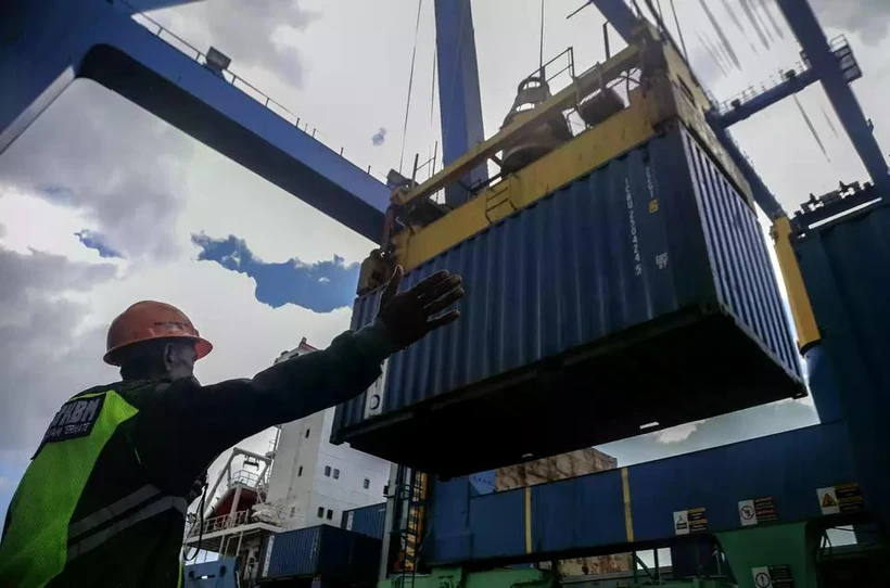 The unloading activities at the Ahmad Yani port in Ternate, North Maluku, Indonesia. (Photo: Antara)