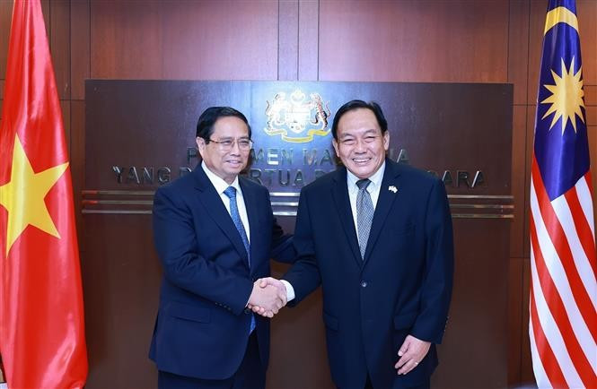 Prime Minister Pham Minh Chinh (L) and President of the Senate of Malaysia Dato Awang Bemee Awang Ali Basah at their meeting in Kuala Lumpur on May 25. (Photo: VNA)