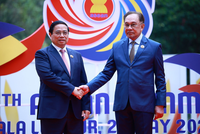 Malaysian Prime Minister Anwar Ibrahim (R) welcomes Prime Minister Pham Minh Chinh. (Photo: VNA)