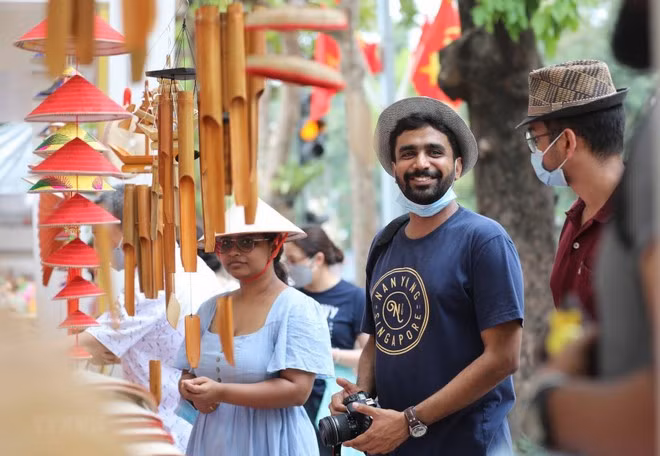Foreign tourists visit the capital city of Hanoi. (Photo: VNA)