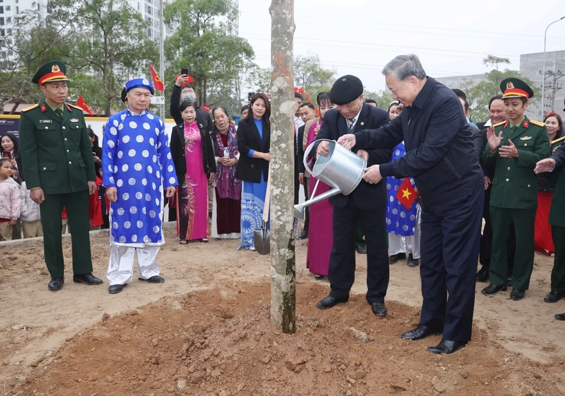 Party General Secretary To Lam and delegates plant trees at the festival. (Photo: VNA)