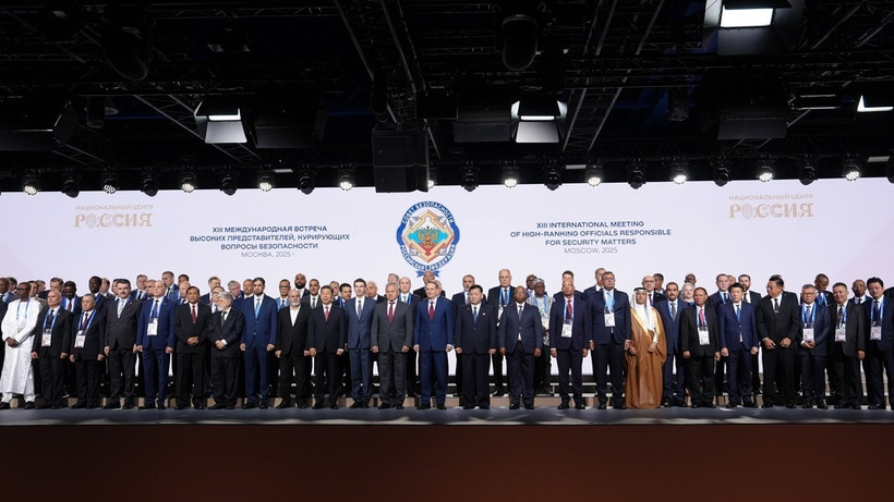 Delegates to the 13th International Meeting of High Representatives for Security Issues pose for a group photo. (Photo: VNA)