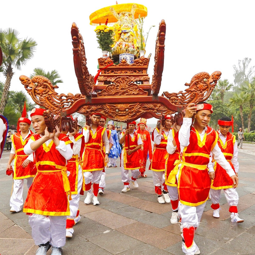 Processing the palanquins from nearby localities to the central festival yard of the Hung Temple in Phu Tho (Photo: baodantoc.vn)