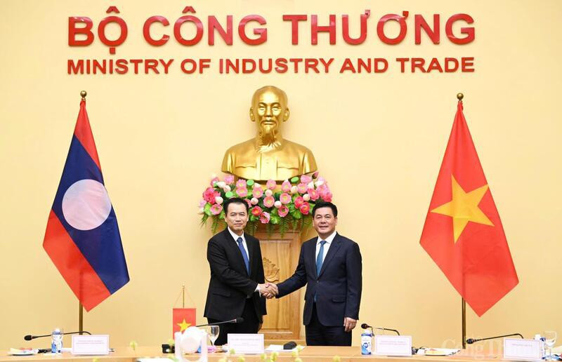 Minister of Industry and Trade Nguyen Hong Dien (right) and his Lao counterpart Malaithong Kommasith in Hanoi on August 4. (Photo: moit.gov.vn)