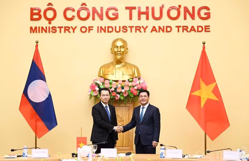 Minister of Industry and Trade Nguyen Hong Dien (right) and his Lao counterpart Malaithong Kommasith in Hanoi on August 4. (Photo: moit.gov.vn)