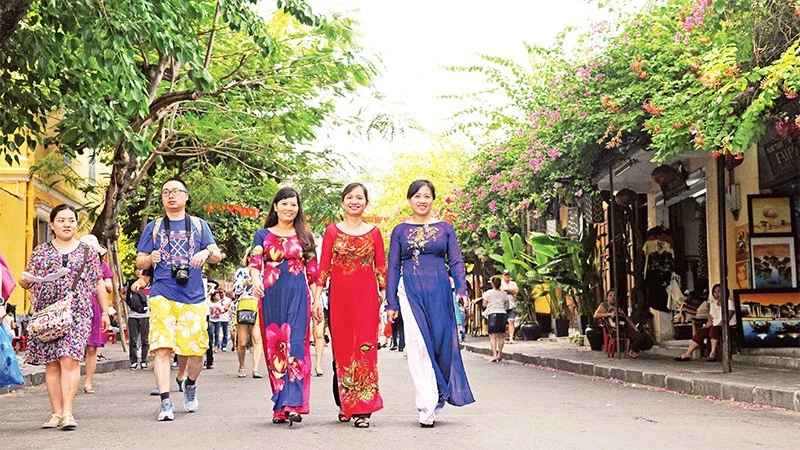 Tourists visit Hoi An ancient city, Quang Nam province. (Photo: nhandan.vn)