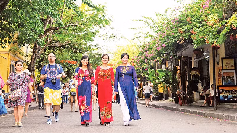 Tourists visit Hoi An ancient city, Quang Nam province. (Photo: nhandan.vn)