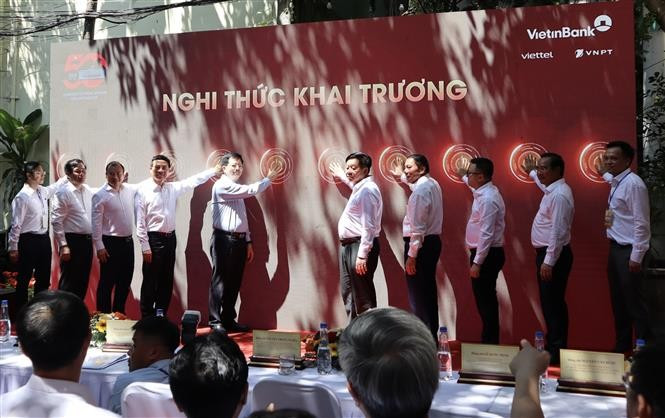 Delegates launch the Press Centre of the 50th anniversary of the Liberation of the South and National Reunification (April 30, 1975-2025) celebrations (Photo: VNA)