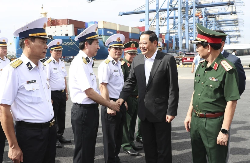 Representatives from the Saigon Newport Corporation welcome Lao Prime Minister Sonexay Siphandone at Tan Cang - Cat Lai Port. (Photo: VNA)